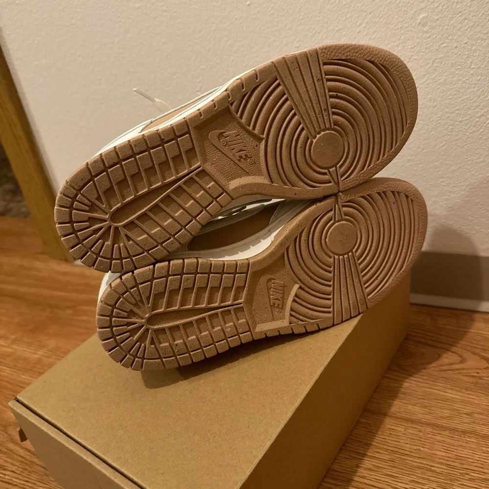 Nike - Picture 4 of 6